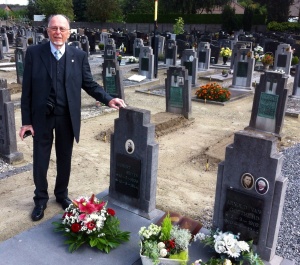 Gerhard Wuyts vid sin pappas och farbrors grav i Hechtel där de båda mördades av tyskarna. Gerhard var 14 år då det hände.