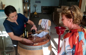 Linette Mirande är glad ändå, och häller upp vin att prova för besökarna.