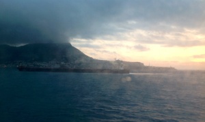 Onsdag klockan 8.30. Har lämnat spanska Algeciras och passerar just Gibraltarklippan. Är på väg mot spanska enklaven Ceuta för att åka in i Marocko.